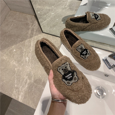 Paprasti moteriški mokasinai su meškos emblema ir lygiu padu