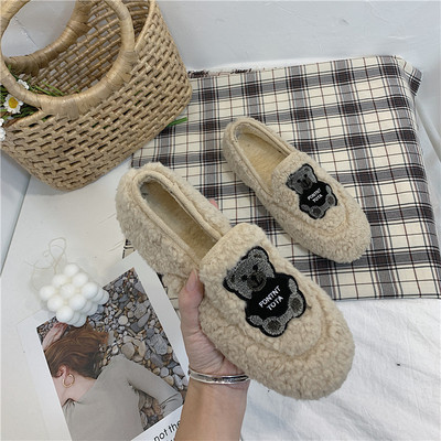 Paprasti moteriški mokasinai su meškos emblema ir lygiu padu