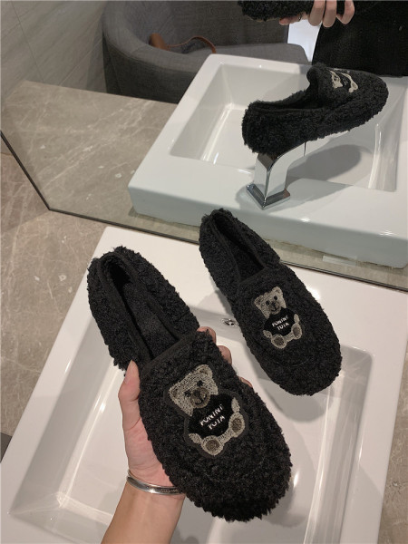 Paprasti moteriški mokasinai su meškos emblema ir lygiu padu