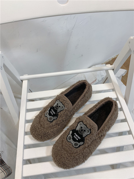 Paprasti moteriški mokasinai su meškos emblema ir lygiu padu