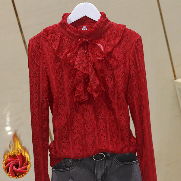 Női csipkeblúz kerek nyakkivágással és békával