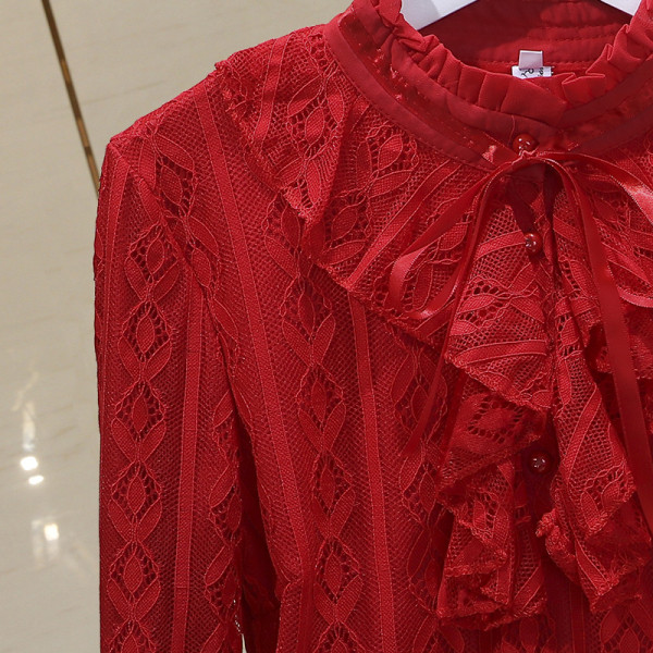 Női csipkeblúz kerek nyakkivágással és békával