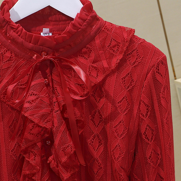 Női csipkeblúz kerek nyakkivágással és békával