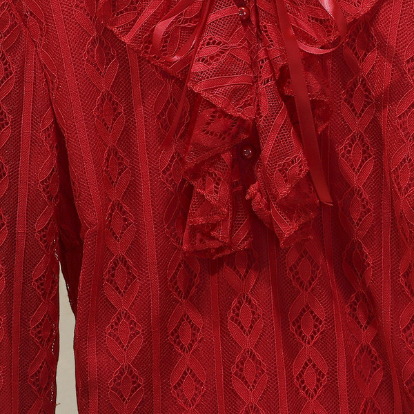 Női csipkeblúz kerek nyakkivágással és békával