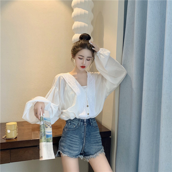 Plats sieviešu krekls ar špica kakla izgriezumu un pogām