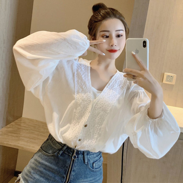 Plats sieviešu krekls ar špica kakla izgriezumu un pogām