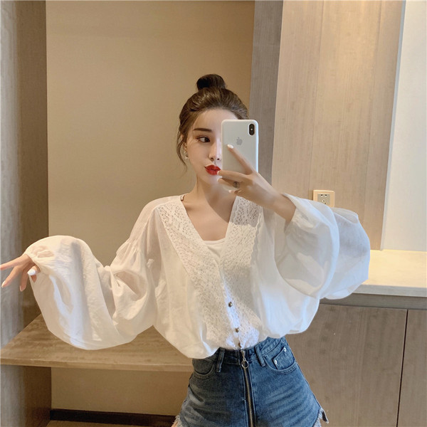 Plats sieviešu krekls ar špica kakla izgriezumu un pogām