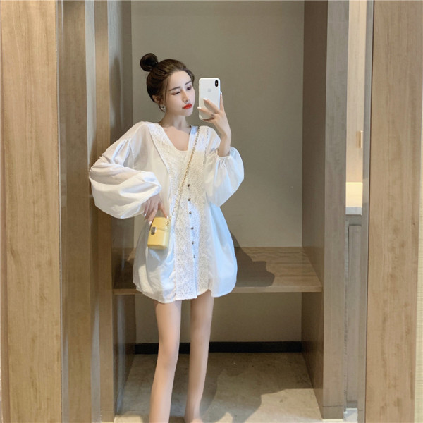 Plats sieviešu krekls ar špica kakla izgriezumu un pogām