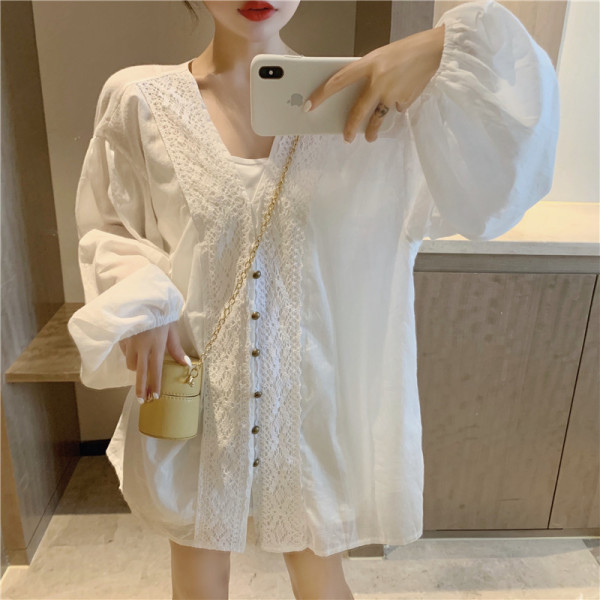 Plats sieviešu krekls ar špica kakla izgriezumu un pogām