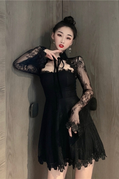 Pasiūta moteriška suknelė nėriniuotomis rankovėmis ir kaklaraiščiais