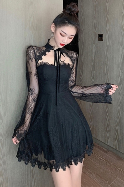 Pasiūta moteriška suknelė nėriniuotomis rankovėmis ir kaklaraiščiais