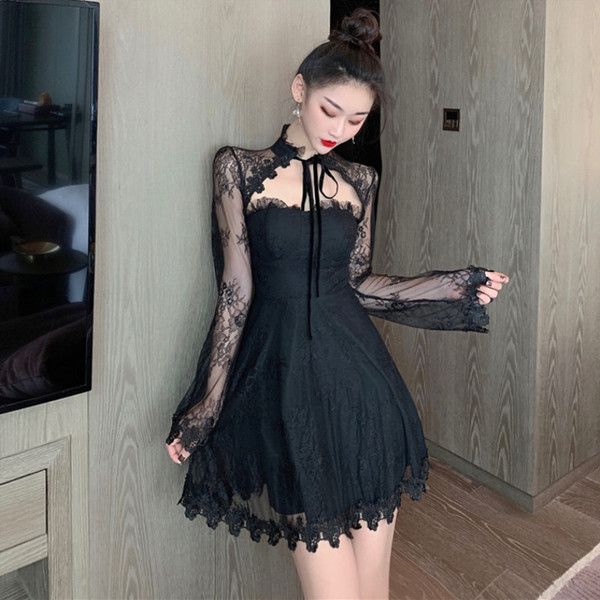 Pasiūta moteriška suknelė nėriniuotomis rankovėmis ir kaklaraiščiais