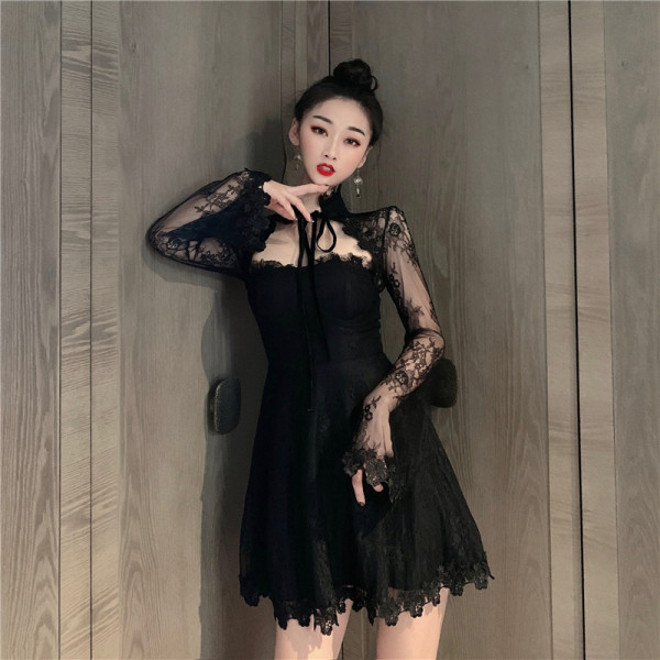 Pasiūta moteriška suknelė nėriniuotomis rankovėmis ir kaklaraiščiais