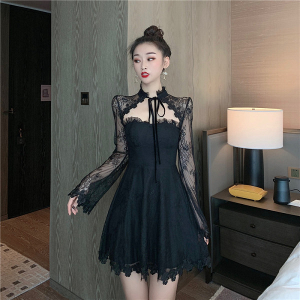 Pasiūta moteriška suknelė nėriniuotomis rankovėmis ir kaklaraiščiais