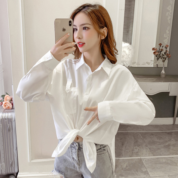 Moteriški laisvalaikio marškiniai su klasikine apykakle ir sagomis