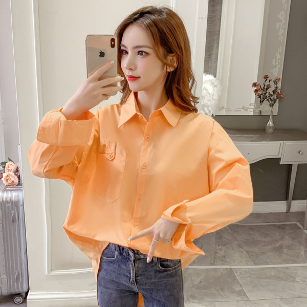 Moteriški laisvalaikio marškiniai su klasikine apykakle ir sagomis