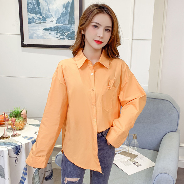 Moteriški laisvalaikio marškiniai su klasikine apykakle ir sagomis