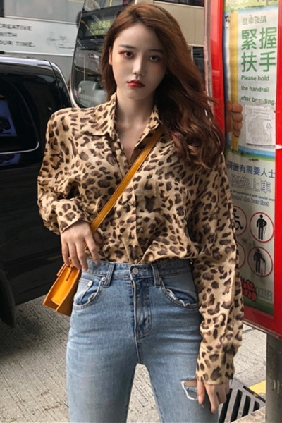 Široka ženska košulja s leopard printom