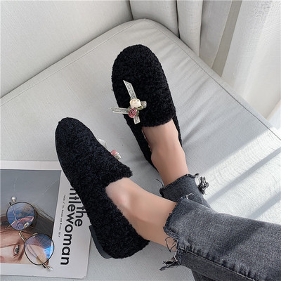 Įprasti moteriški pliušiniai mokasinai su gėlėmis