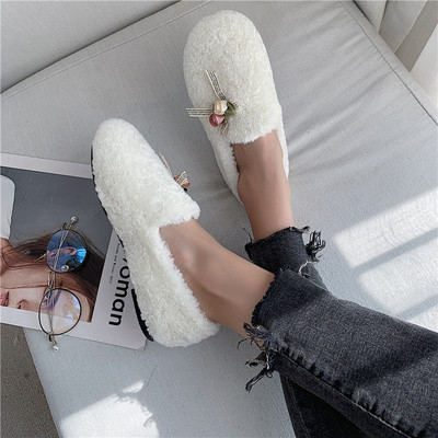 Įprasti moteriški pliušiniai mokasinai su gėlėmis