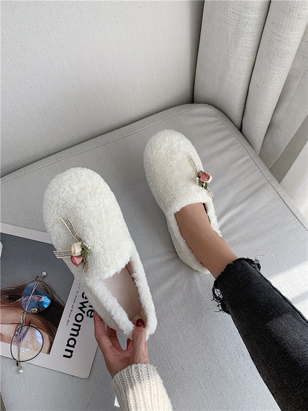 Įprasti moteriški pliušiniai mokasinai su gėlėmis