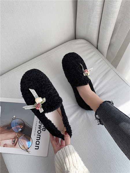 Įprasti moteriški pliušiniai mokasinai su gėlėmis