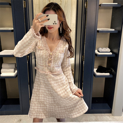 Kockás női ruha hosszú ujjal és gombokkal