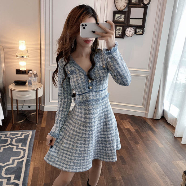 Kockás női ruha hosszú ujjal és gombokkal