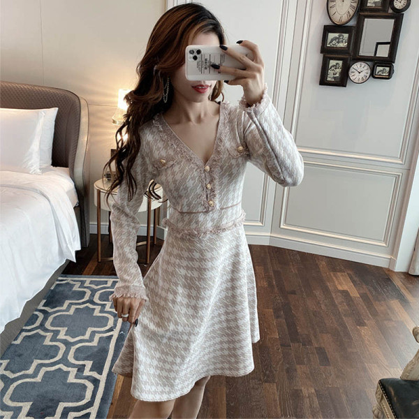 Kockás női ruha hosszú ujjal és gombokkal