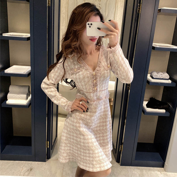 Kockás női ruha hosszú ujjal és gombokkal