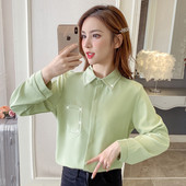 Klassikalise krae, nööpide ja taskuga vabaaja naiste särk