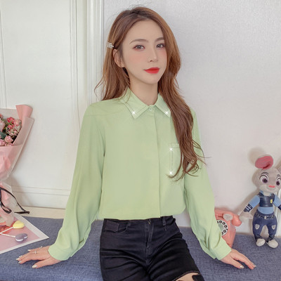 Klassikalise krae, nööpide ja taskuga vabaaja naiste särk