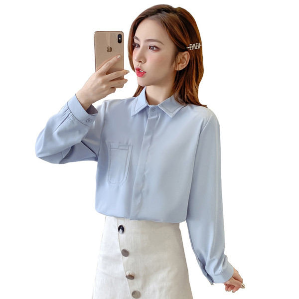 Klassikalise krae, nööpide ja taskuga vabaaja naiste särk