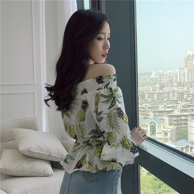 Moderns sieviešu krekls ar nolaistām piedurknēm un krāsainu apdruku