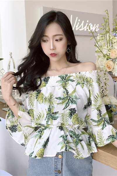 Moderns sieviešu krekls ar nolaistām piedurknēm un krāsainu apdruku