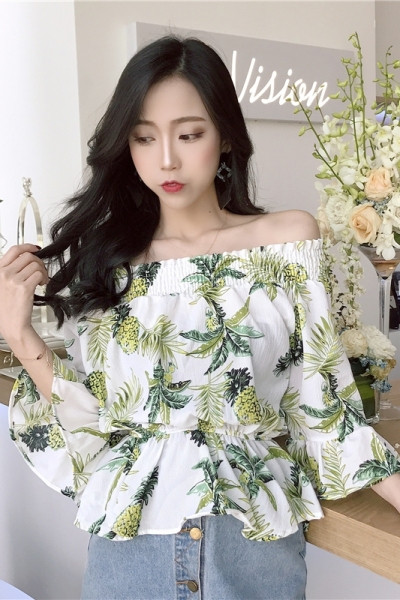 Moderns sieviešu krekls ar nolaistām piedurknēm un krāsainu apdruku