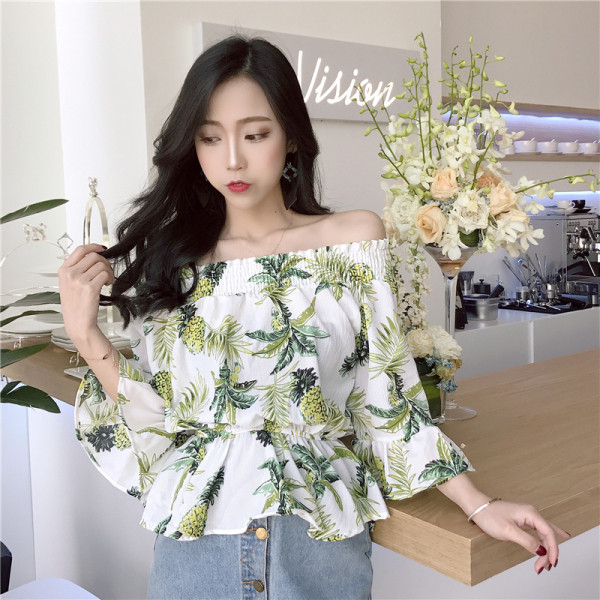 Moderns sieviešu krekls ar nolaistām piedurknēm un krāsainu apdruku