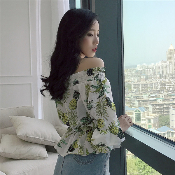 Moderns sieviešu krekls ar nolaistām piedurknēm un krāsainu apdruku