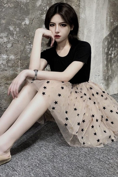 Pasiūta moteriška suknelė su tiulio apačia ir žvaigždutėmis