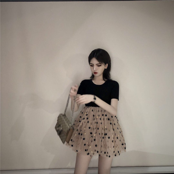 Pasiūta moteriška suknelė su tiulio apačia ir žvaigždutėmis