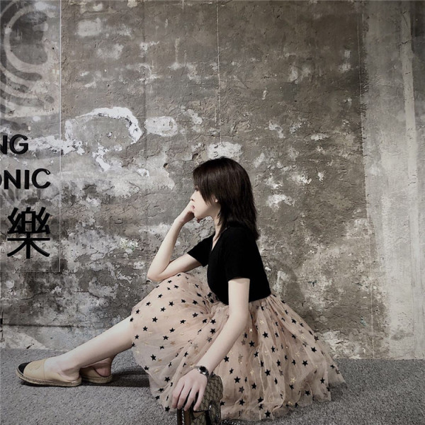 Pasiūta moteriška suknelė su tiulio apačia ir žvaigždutėmis