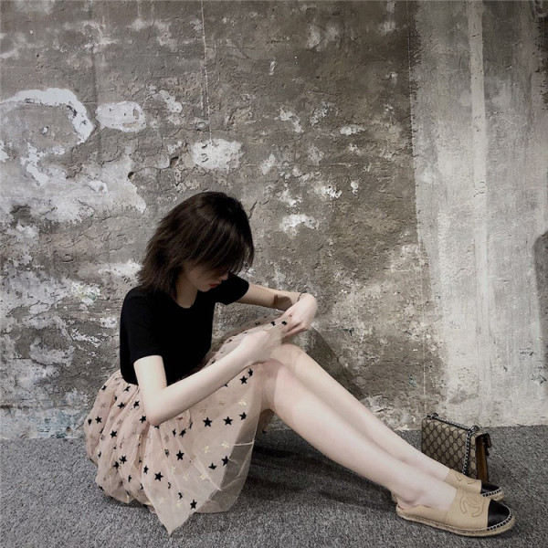 Pasiūta moteriška suknelė su tiulio apačia ir žvaigždutėmis