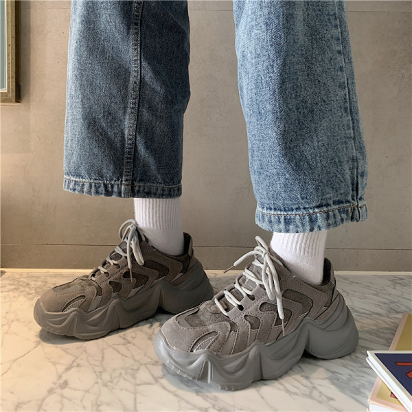 Alkalmi női tornacipő magas durva talppal