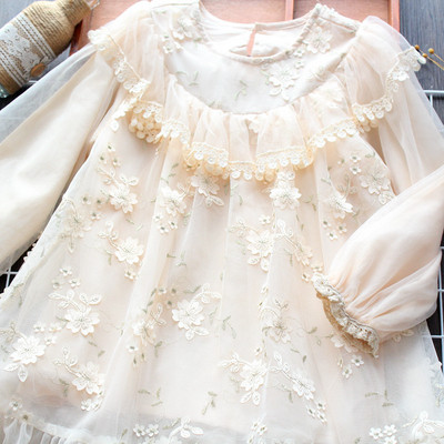 Modern gyerekruha ovális nyakkivágással és virágmotívumokkal