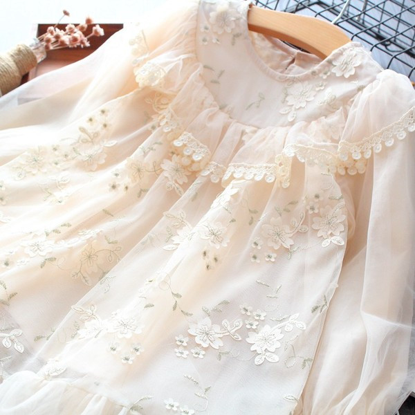 Modern gyerekruha ovális nyakkivágással és virágmotívumokkal