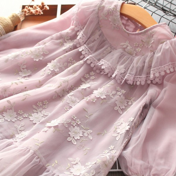 Modern gyerekruha ovális nyakkivágással és virágmotívumokkal