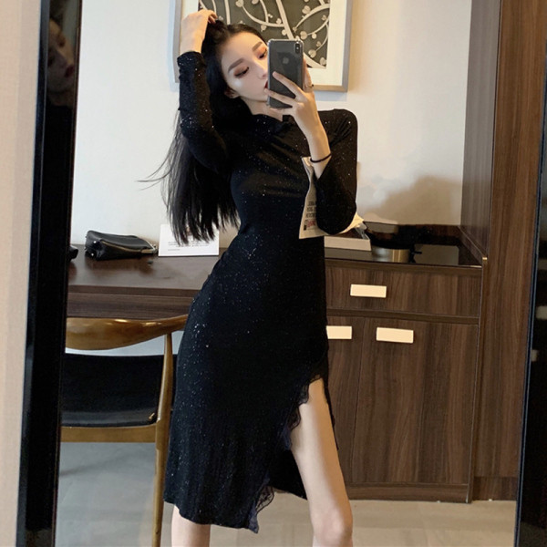 Stilinga moteriška suknelė su skeltuku ir ilgomis rankovėmis