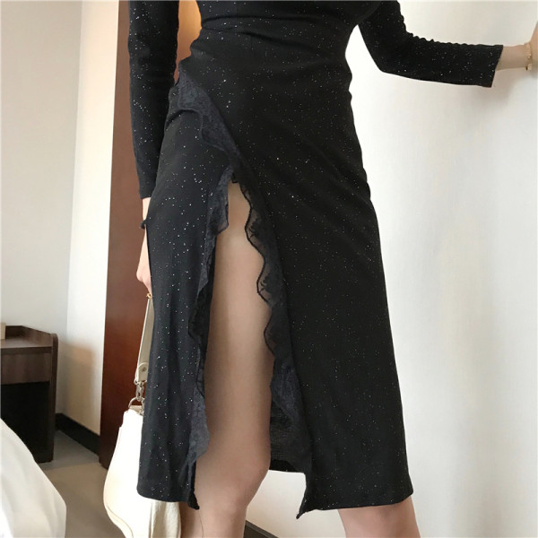 Stilinga moteriška suknelė su skeltuku ir ilgomis rankovėmis