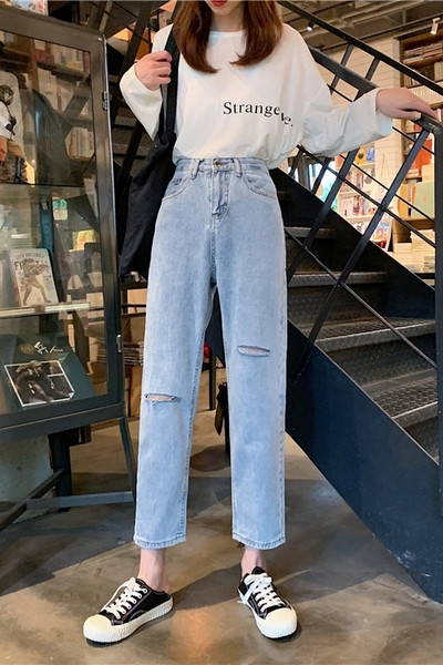 Ženske traperice s poderanim motivima i visokim strukom - ravni model