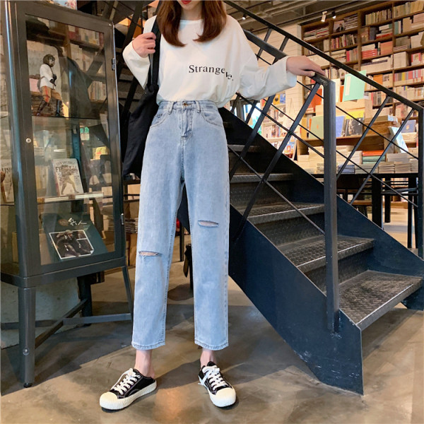 Ženske traperice s poderanim motivima i visokim strukom - ravni model